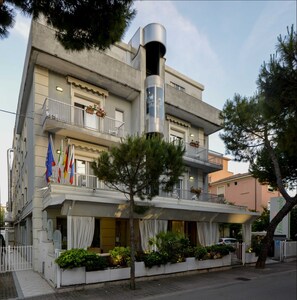 Vista frontal de la propiedad