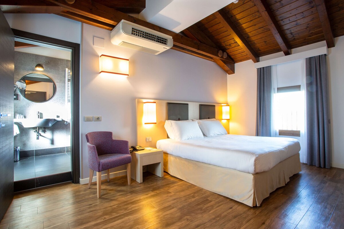 Comfort Room, 1 King Bed, Non Smoking | Premium bedding, down comforters, minibar, in-room safe