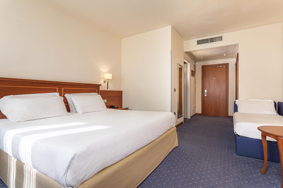 Comfort Room, 1 Queen Bed, Non Smoking (Extra bed on request) | Premium bedding, down comforters, minibar, in-room safe