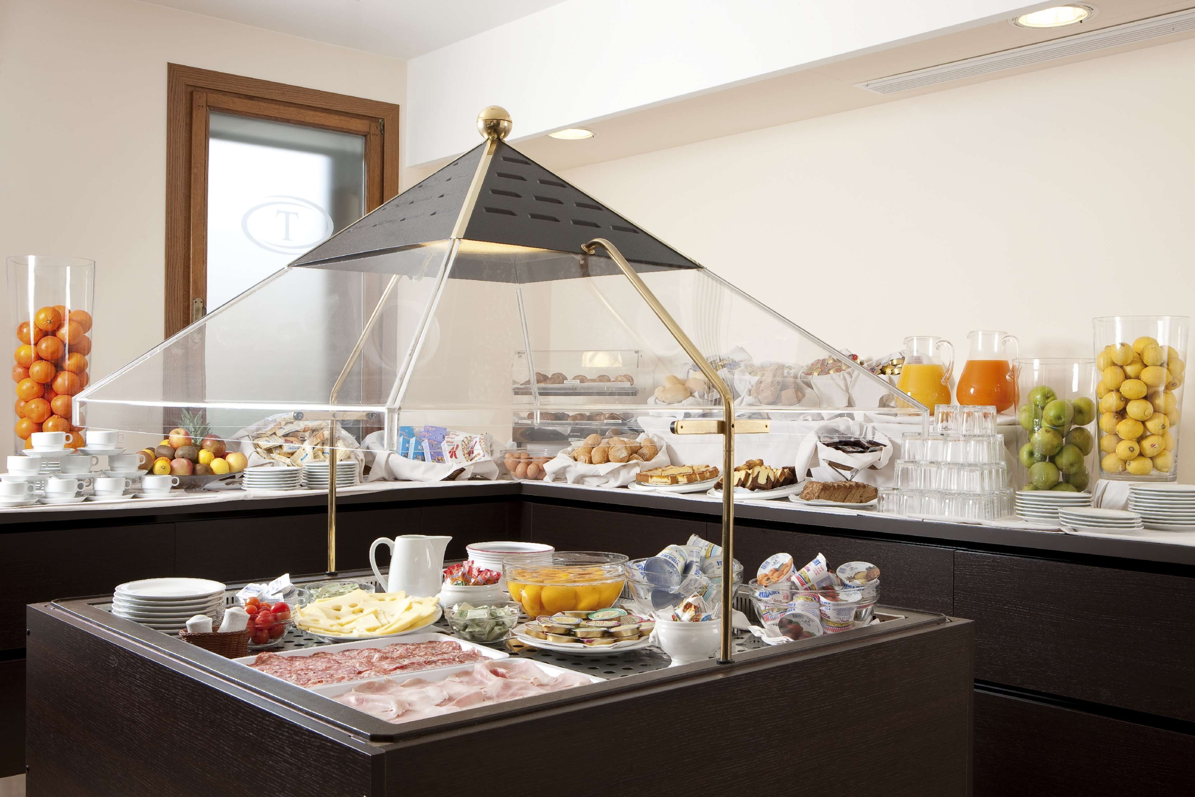 Petit déjeuner buffet (8 EUR par personne)