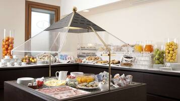 Tägliches Frühstücksbuffet (8 EUR pro Person)
