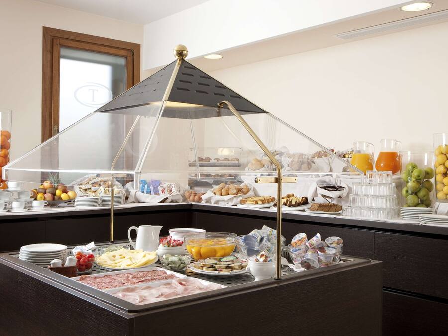 Morgenmadsbuffet hver dag (8 EUR pr. person)
