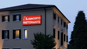 A building with a sign that reads "IL CONCERTO RISTORANTE". - Best Western Titian Inn Hotel Treviso (Silea)