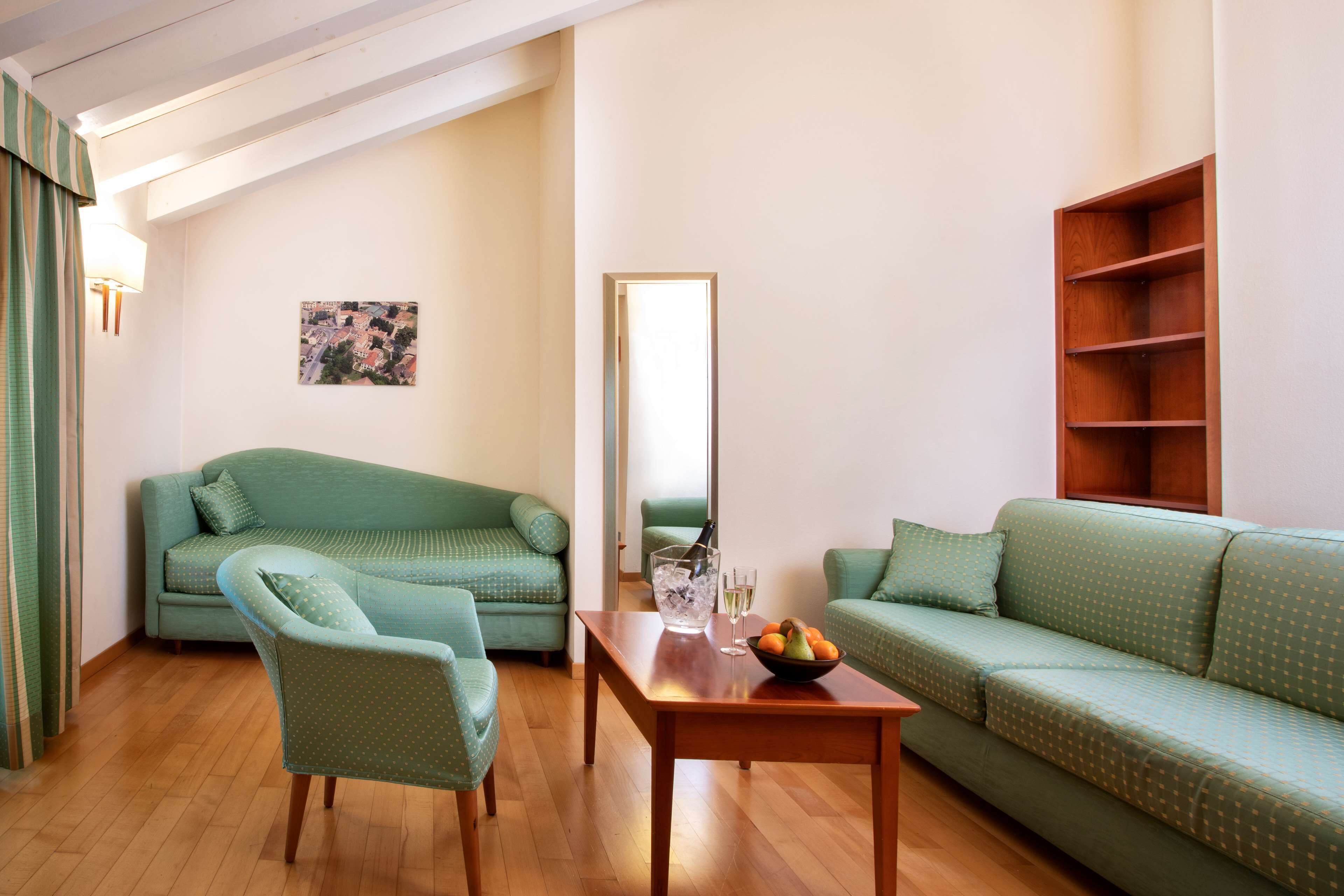 Familienzimmer, 1 King-Bett (Sofabed is a double bed) | Wohnbereich