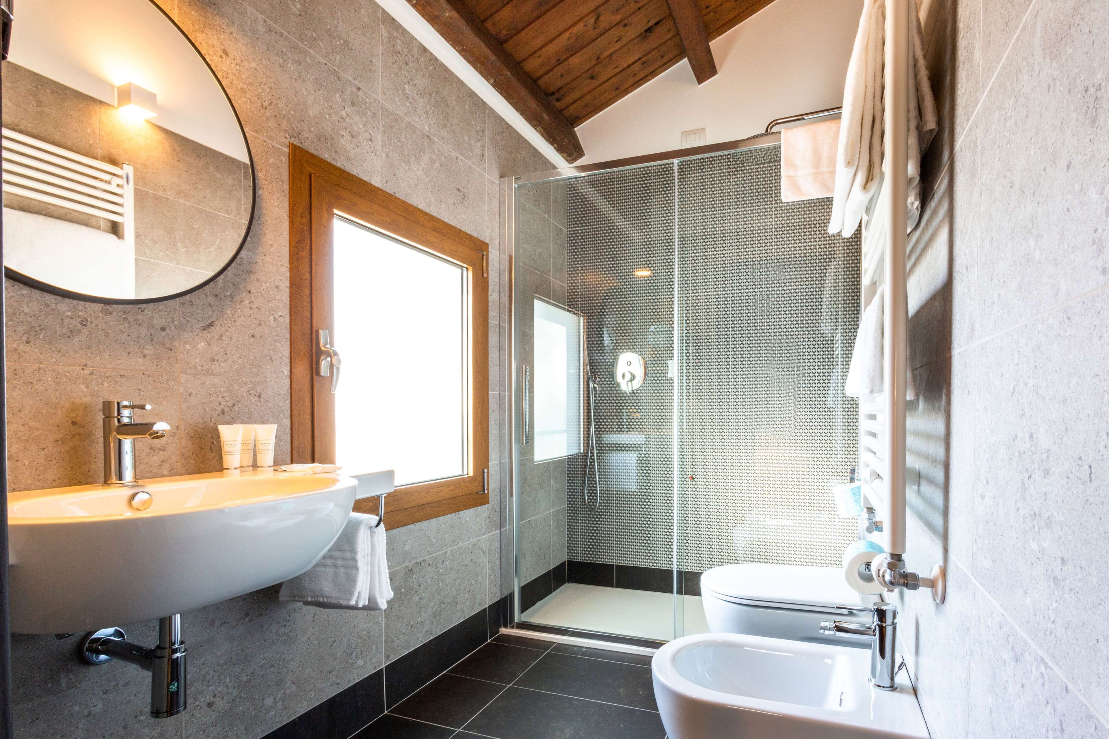 comfort room, 1 king bed, non smoking | bathroom shower