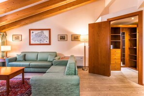Junior Suite, 1 King Bed, Non Smoking (Sofabed is a double bed) | Premium bedding, down comforters, minibar, in-room safe
