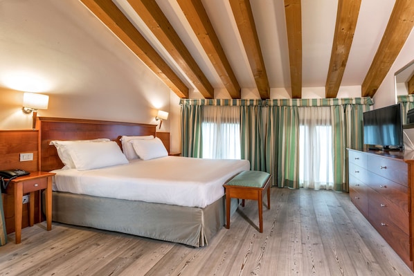 Suíte júnior, 1 cama King, para não fumantes (Sofabed is a double bed) | Roupas de cama premium, edredons de pluma, frigobar, cofres nos quartos