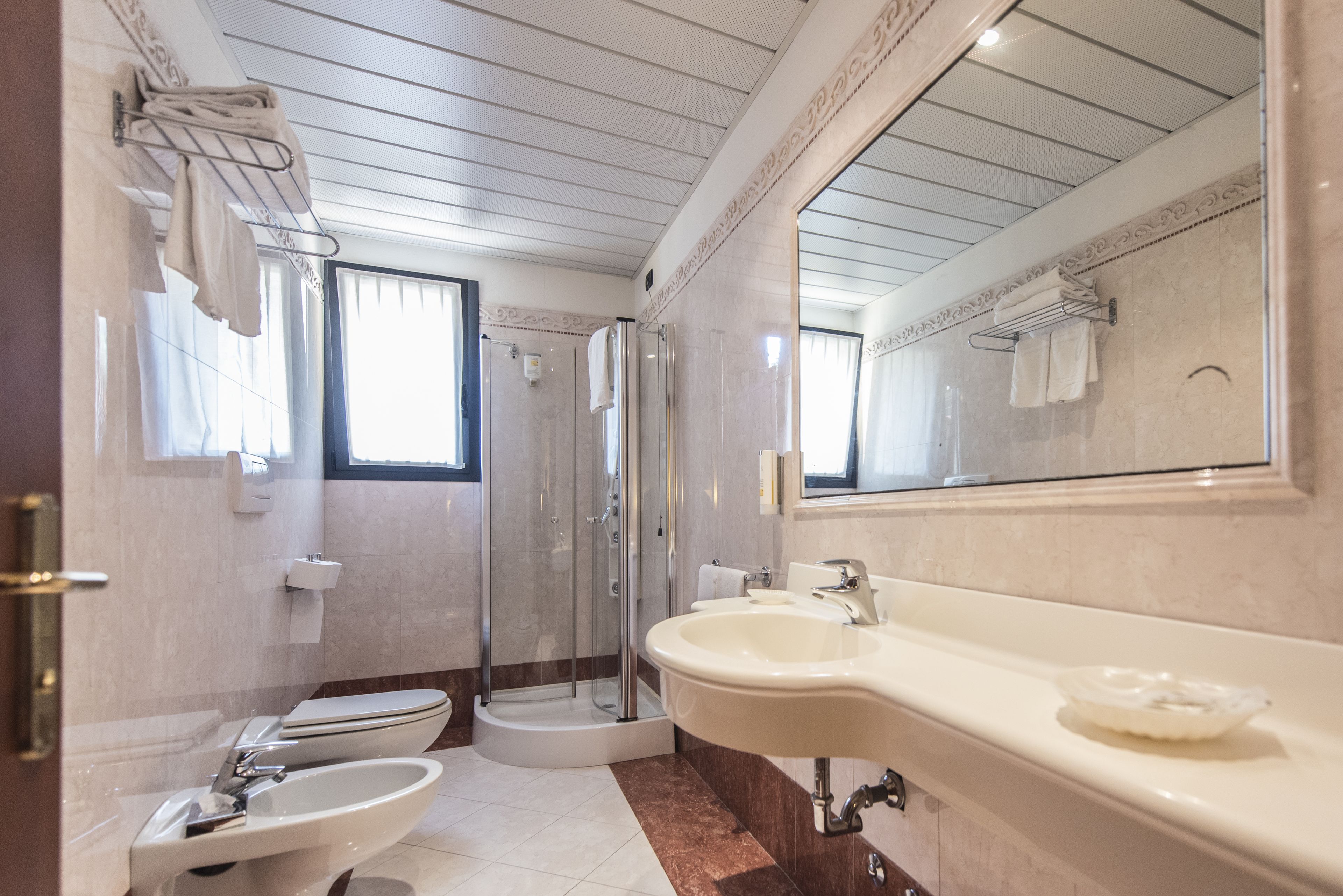 economy double room | bathroom | shower, free toiletries, hair dryer, bidet
