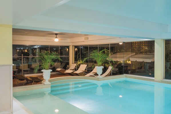 Piscine intérieure, parasols
