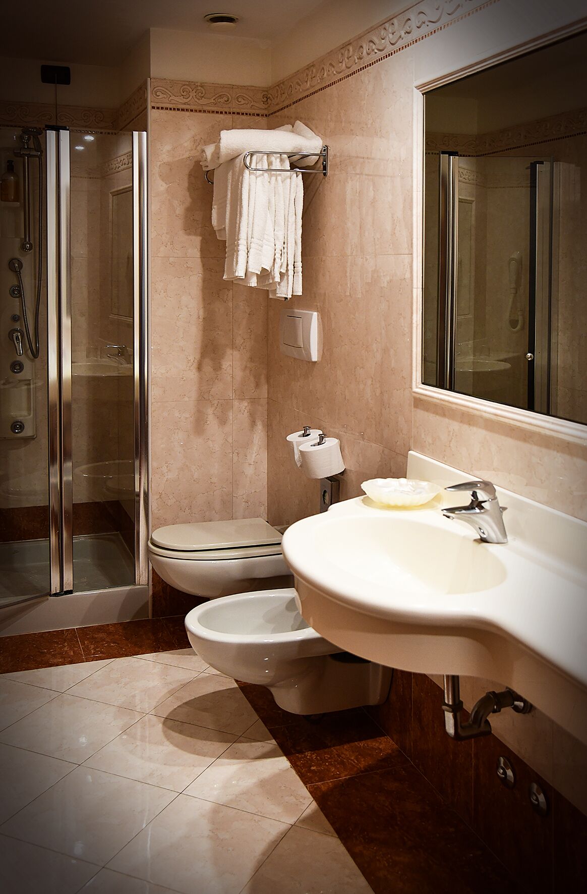 family quadruple room | bathroom | shower, free toiletries, hair dryer, bidet