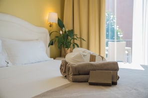 Chambre classique double ou avec lits jumeaux | Coffre-fort, bureau, système d’insonorisation, accès au Wi-Fi (inclus)