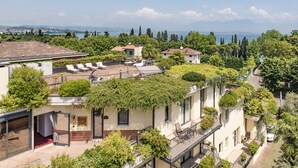 Un quartier résidentiel composé de plusieurs immeubles, dont certains sont dotés de balcons et d’espaces verts.