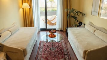 Superior suite, 2 slaapkamers, uitzicht op meer | Donzen dekbedden, een kluis op de kamer, een bureau