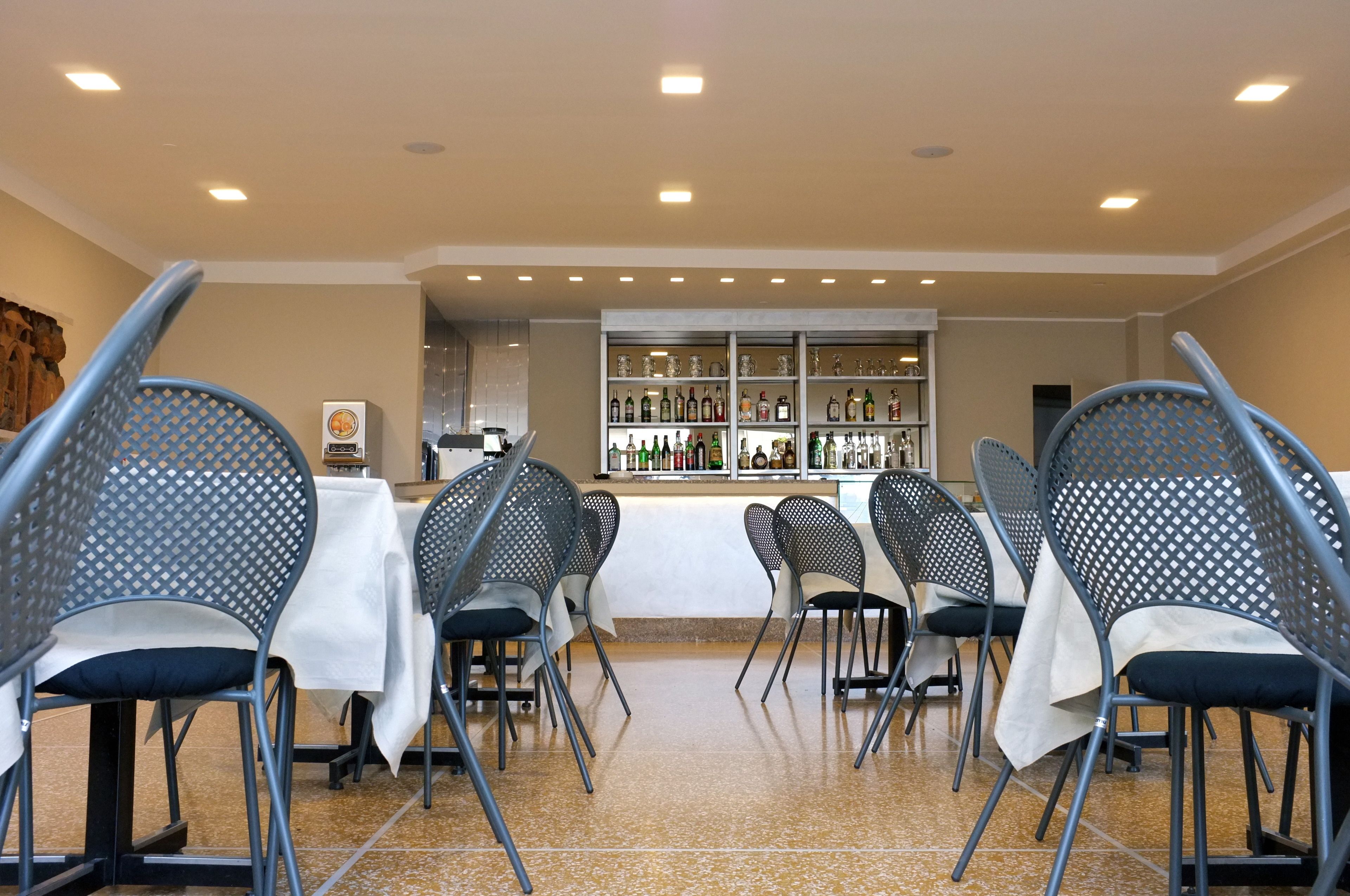 Phục vụ bữa sáng, bữa trưa, bữa tối, nhìn ra vườn 