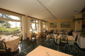 供應早餐、午餐和晚餐，花園景觀