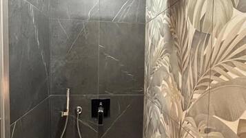 Executive Triple Room | Bathroom | Combined shower/tub, free toiletries, hair dryer, bidet