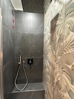 Bañera con ducha, artĂculos de tocador gratuitos, secador de pelo, bidet