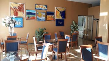 Aperto a colazione, pranzo e cena, con vista sul giardino