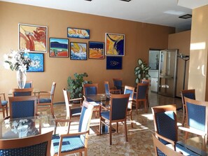 Déjeuner, dîner et souper servis sur place, vue sur le jardin 