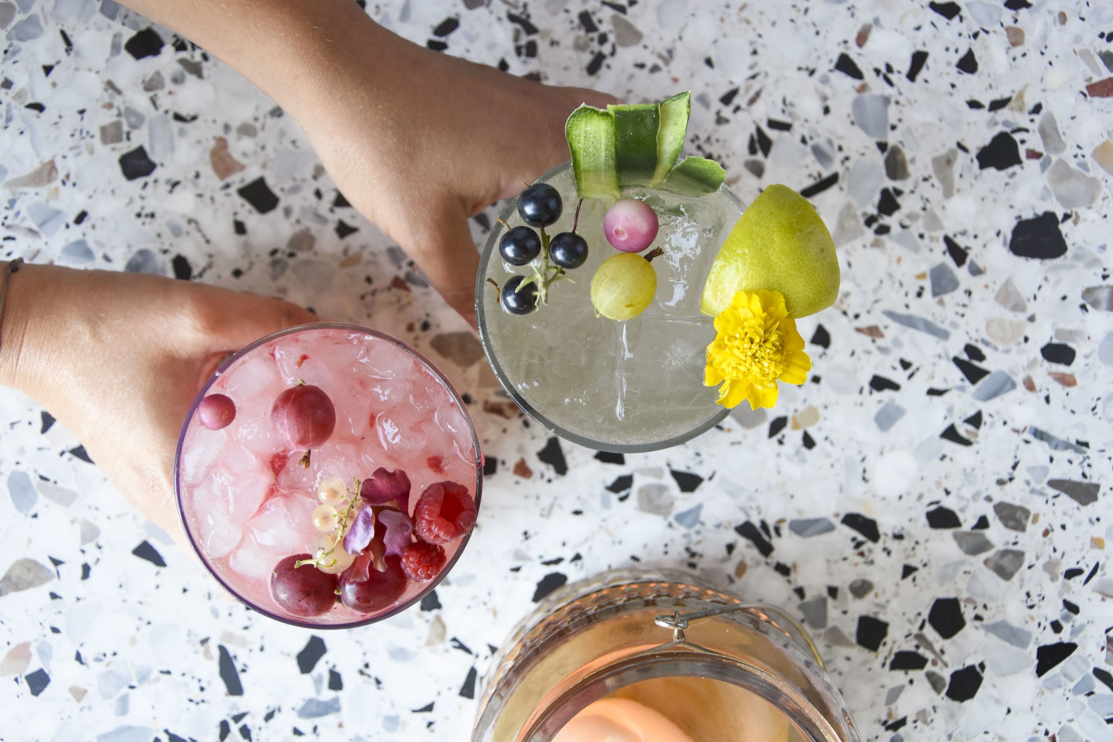 2 restaurants, lunch, dinner served; seafood