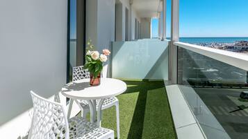 Habitación superior con 1 cama doble o 2 individuales, vistas parciales al mar | Vistas al agua