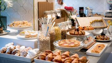 Tägliches Frühstücksbuffet (12 EUR pro Person)