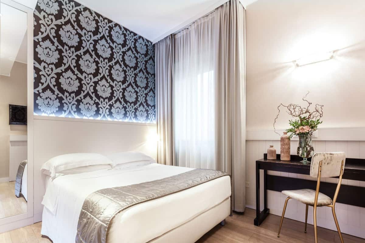 Economy-Doppel- oder -Zweibettzimmer | Daunenbettdecken, Minibar, Zimmersafe, Verdunkelungsvorhänge