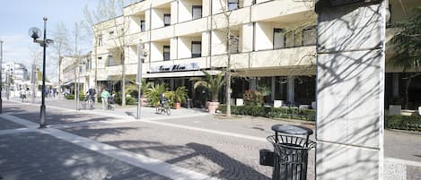 Vista frontal de la propiedad