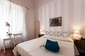 Double Room | Peti besi dalam bilik, meja, seterika/papan seterika
