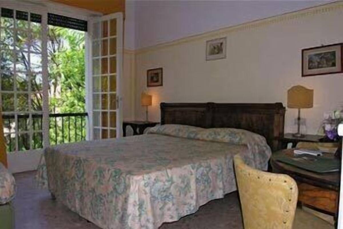 Triple Room | Peti besi dalam bilik, meja, seterika/papan seterika