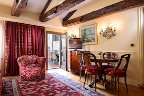 Suite – deluxe | Oppholdsområde | En 20-tommers TV med kabel-kanaler