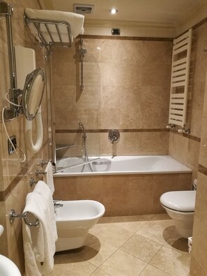 Combined shower/bathtub, free toiletries, hair dryer, bidet