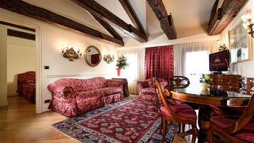 Deluxe suite | 1 slaapkamer, een minibar, een kluis op de kamer