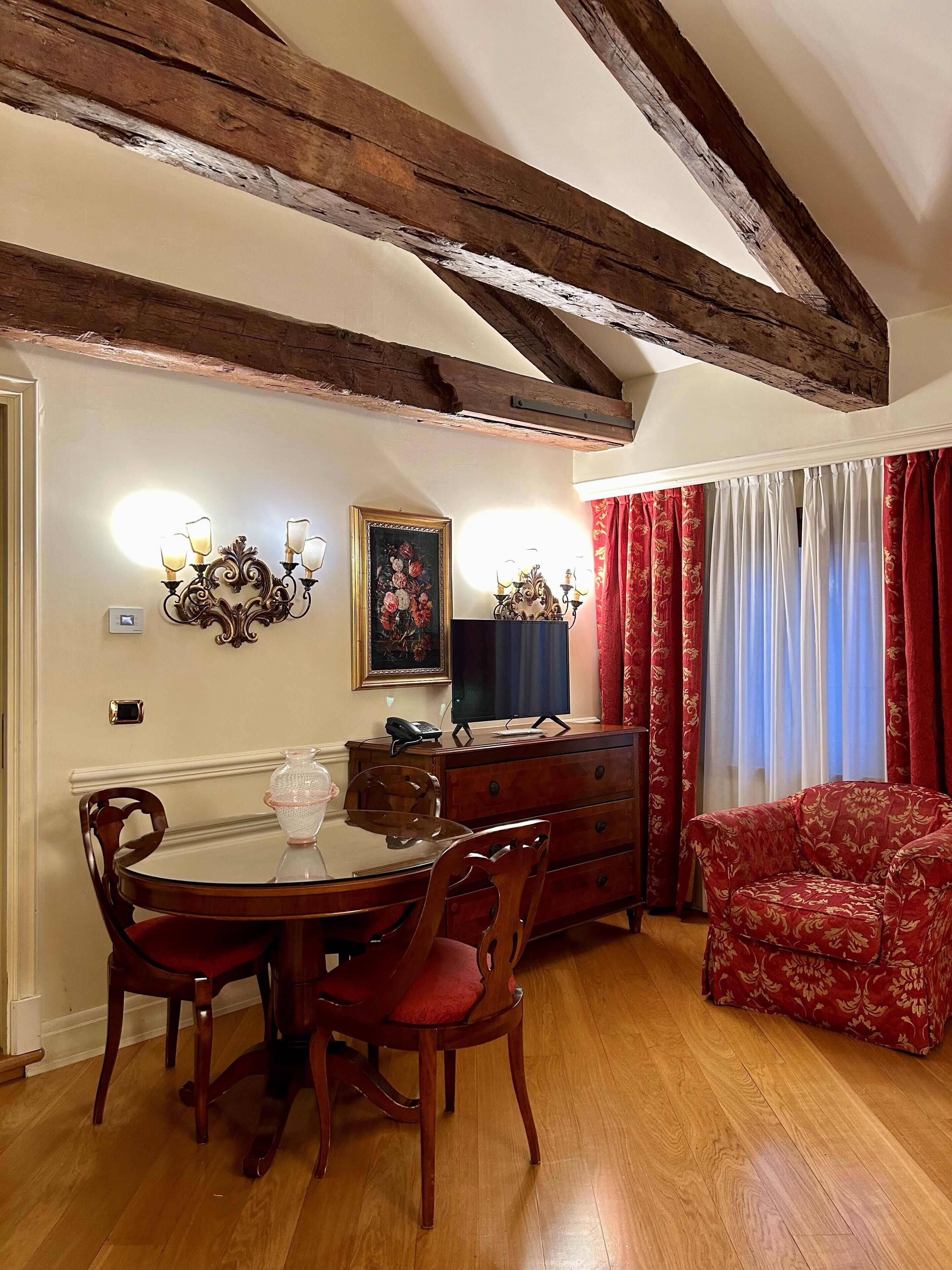 Leilighet – classic | Oppholdsområde | En 20-tommers TV med kabel-kanaler