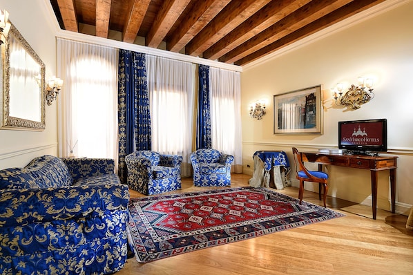 Executive-Suite, 2 Schlafzimmer | 1 Schlafzimmer, Minibar, Zimmersafe, individuell eingerichtet