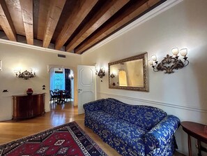 20-inch TV with cable channels - TORRE DELL'OROLOGIO SIGNATURE RESIDENCE (Venice)