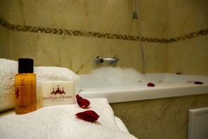 Superior Suite | Bilik Mandi | Gabungan pancuran/tab mandi, kelengkapan dandanan diri percuma 