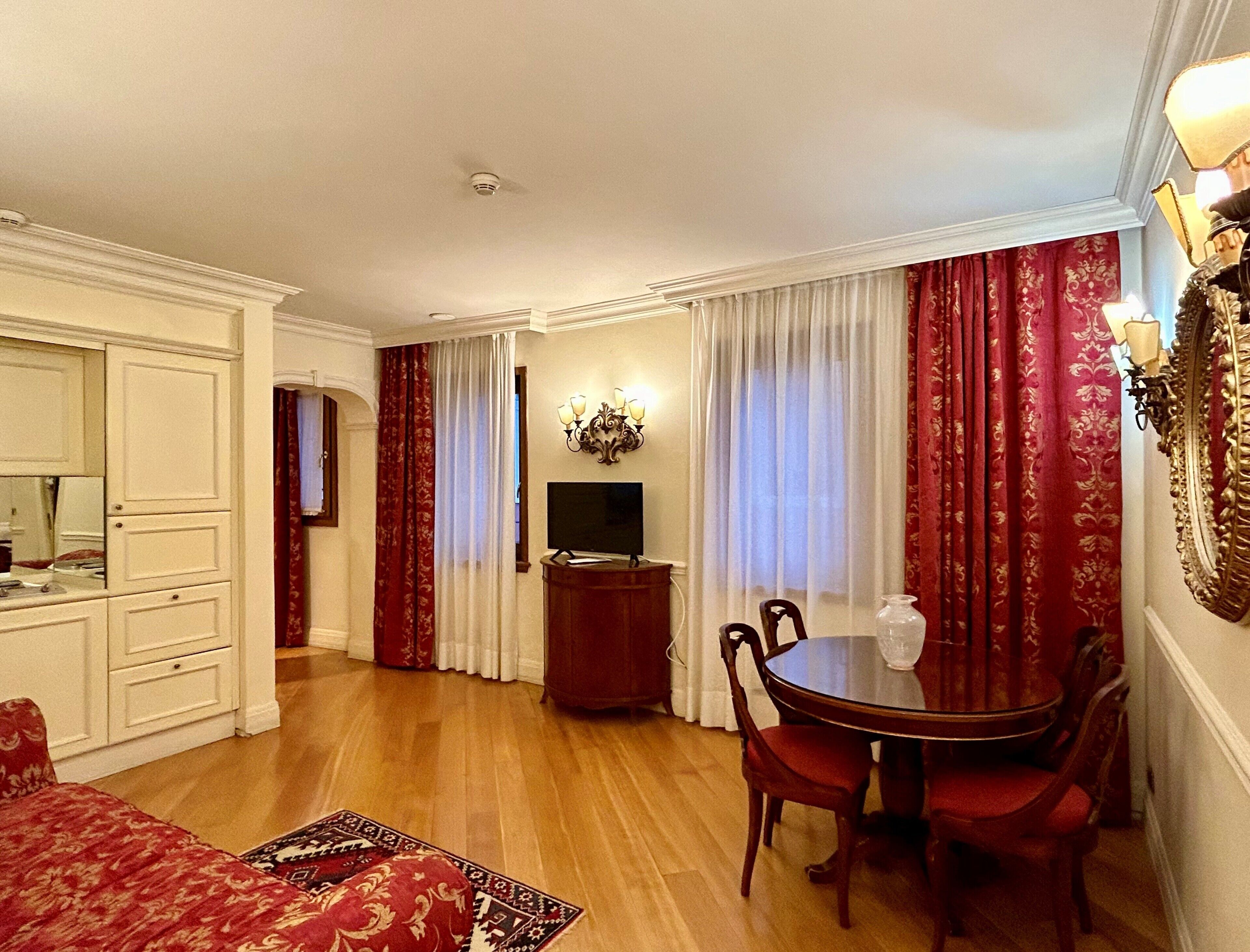 Leilighet – superior | Oppholdsområde | En 20-tommers TV med kabel-kanaler