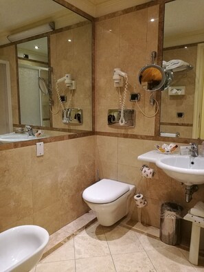 A bathroom with a toilet, bidet, and two sinks. - TORRE DELL'OROLOGIO SIGNATURE RESIDENCE (Venice)