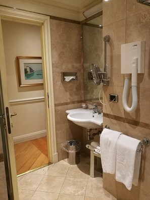 Suihkun ja ammeen yhdistelmä, ilmaiset hygieniatuotteet, hiustenkuivaaja