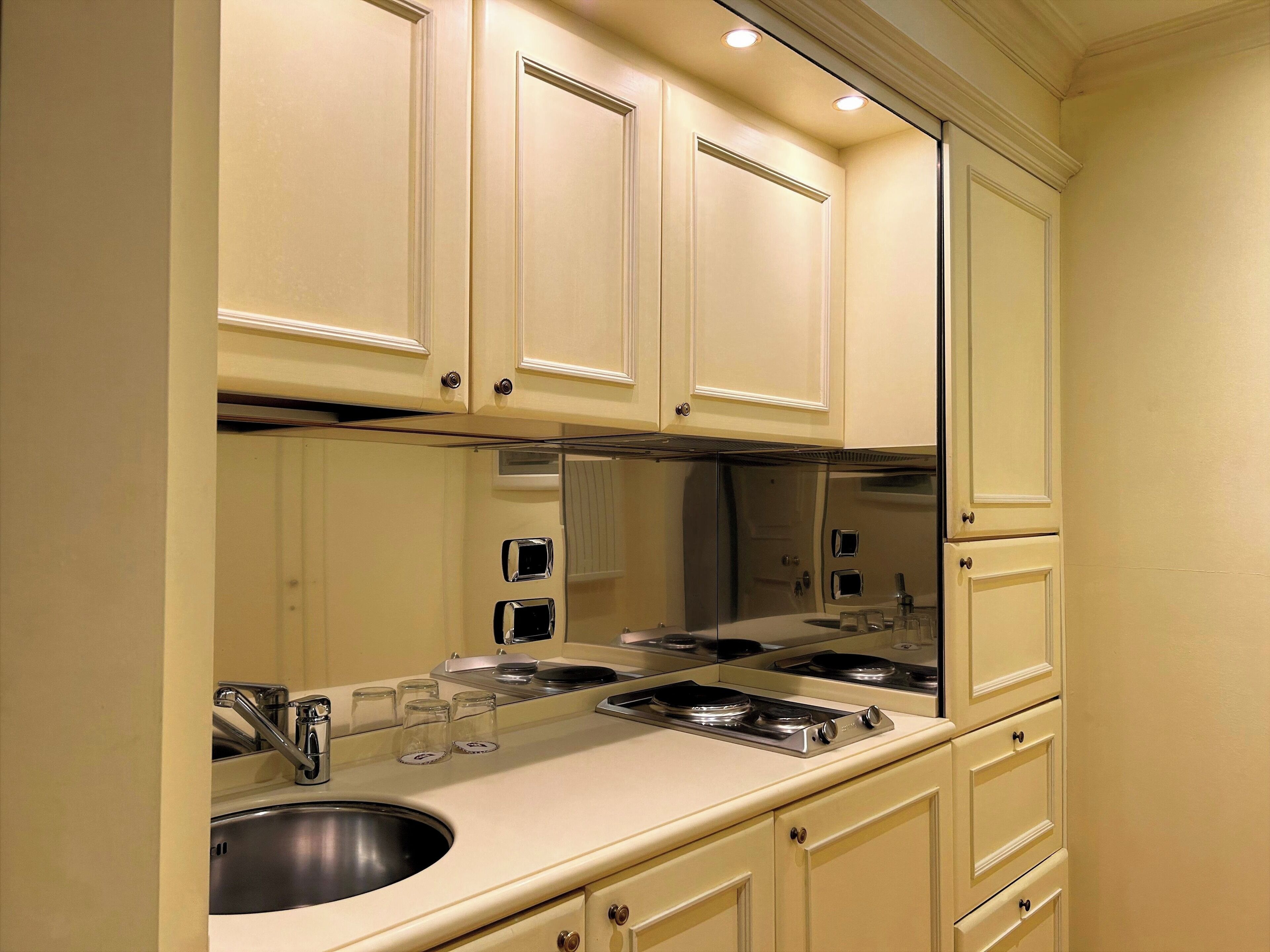 Mini-Kühlschrank, Wasserkocher mit Kaffee-/Teezubehör