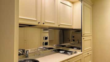 Mini-Kühlschrank, Wasserkocher mit Kaffee-/Teezubehör