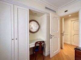 1 camera, una cassaforte in camera, con arredamento individuale