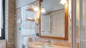 Sèche-cheveux, bidet, serviettes fournies