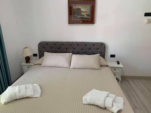Habitación | Edredones de plumas, minibar, caja fuerte y escritorio