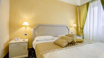 Minibar, caja de seguridad en la habitación y escritorio