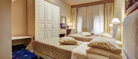 Quarto família | Frigobar, cofres nos quartos, escrivaninha, cortinas blackout