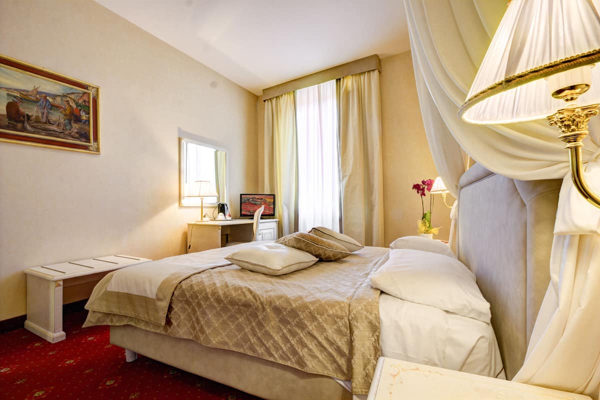 Suite, Courtyard View | Minibar, in-room safe, desk, blackout drapes