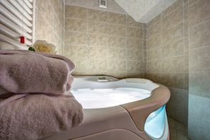 Deluxe Double Room, 1 Bedroom | Bathroom | Free toiletries, hair dryer, slippers, bidet