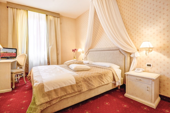 Suite, Courtyard View